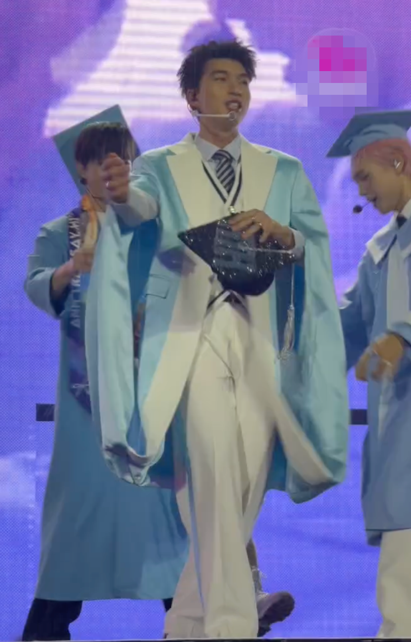 Viral nhất Concert Anh trai say Hi: HIEUTHUHAI gặp sự cố nhỏ, Anh Tú Atus hành xử thế nào mà gây nức lòng?- Ảnh 4.