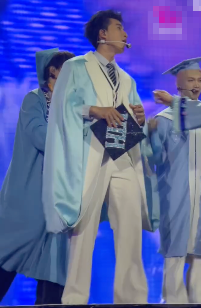 Viral nhất Concert Anh trai say Hi: HIEUTHUHAI gặp sự cố nhỏ, Anh Tú Atus hành xử thế nào mà gây nức lòng?- Ảnh 5.