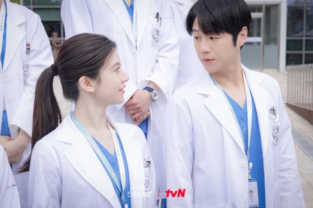 Xuất hiện cảnh hôn dở nhất phim Hàn, cặp chính ghét nhau nhưng bị ép đóng tình nhân đấy hả?- Ảnh 6. Xuất hiện cảnh hôn dở nhất phim Hàn, cặp chính ghét nhau nhưng bị ép đóng tình nhân đấy hả?- Ảnh 6.