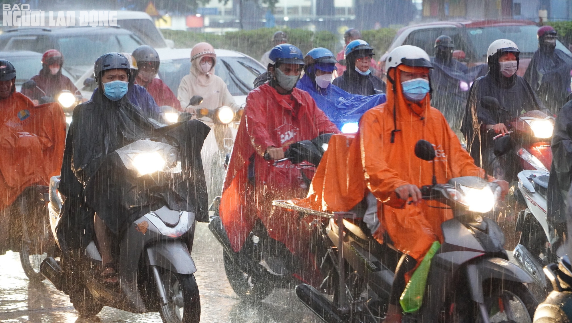 Thời tiết TP HCM hôm nay: Người dân ra đường nên chuẩn bị 3 thứ- Ảnh 1. img