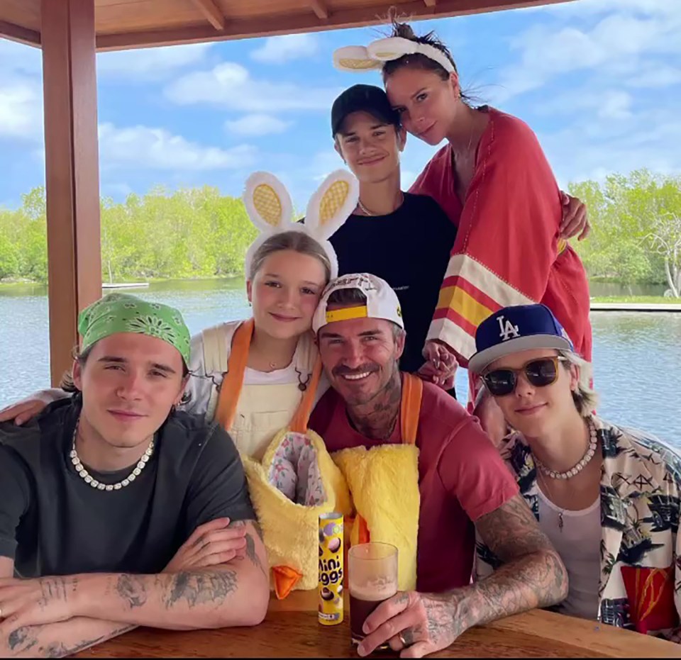 Hai con trai của Beckham chế giễu chị dâu, ngầm 