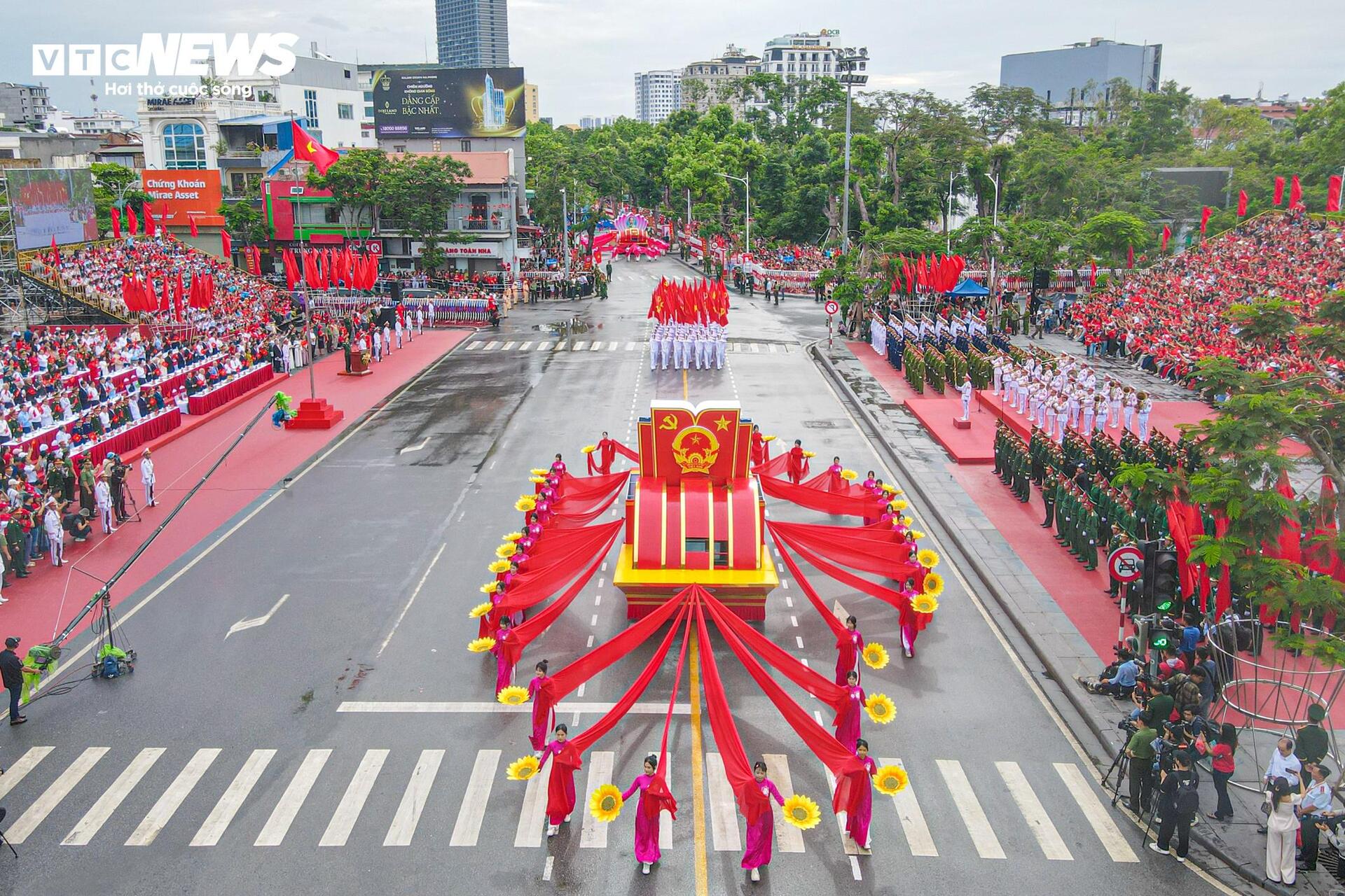 Dàn mô tô 'khủng' tham gia diễu hành, mừng 70 năm Giải phóng Hải Phòng- Ảnh 2.