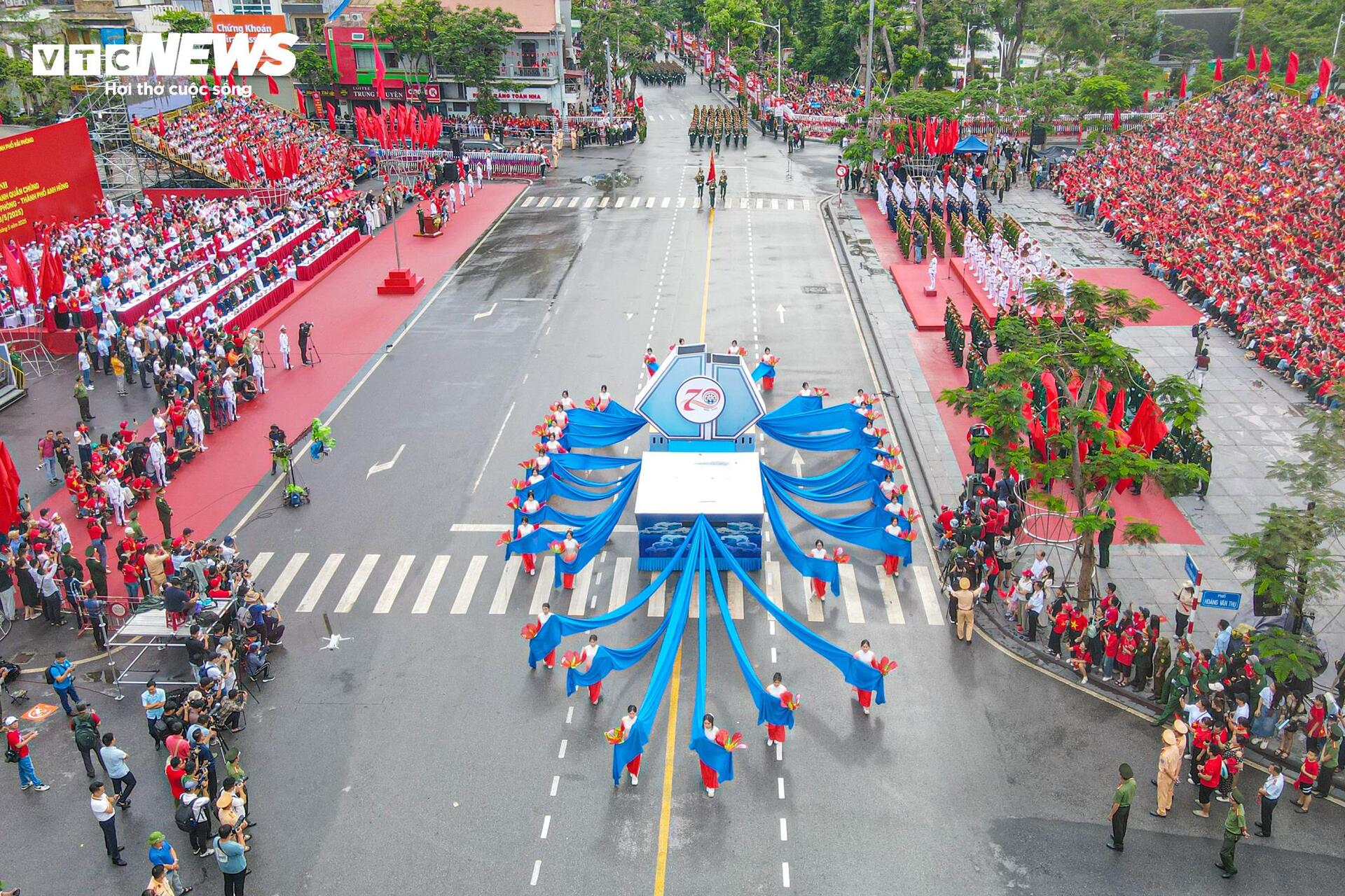 Dàn mô tô 'khủng' tham gia diễu hành, mừng 70 năm Giải phóng Hải Phòng- Ảnh 4.