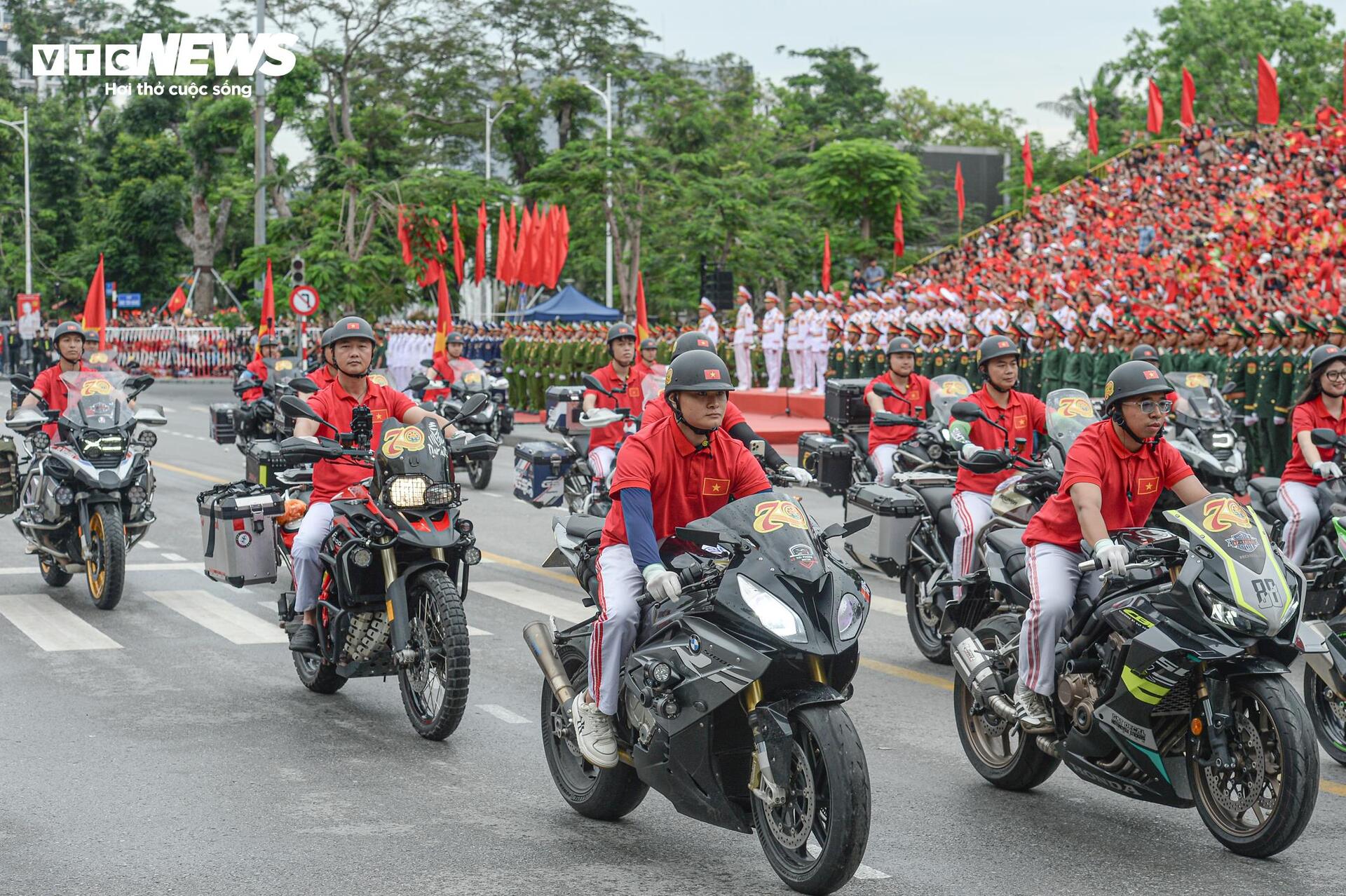 Dàn mô tô 'khủng' tham gia diễu hành, mừng 70 năm Giải phóng Hải Phòng- Ảnh 9.