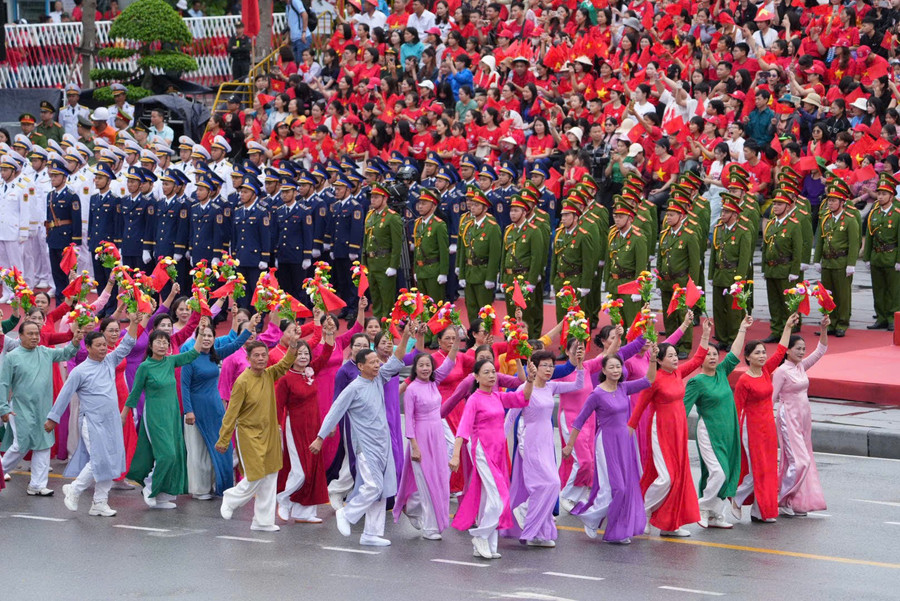 Hàng vạn người đội mưa tham gia diễu hành chào mừng 70 năm Ngày giải phóng Hải Phòng- Ảnh 11.