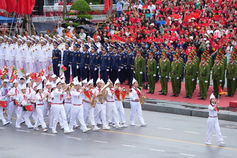 Hàng vạn người đội mưa tham gia diễu hành chào mừng 70 năm Ngày giải phóng Hải Phòng- Ảnh 10.