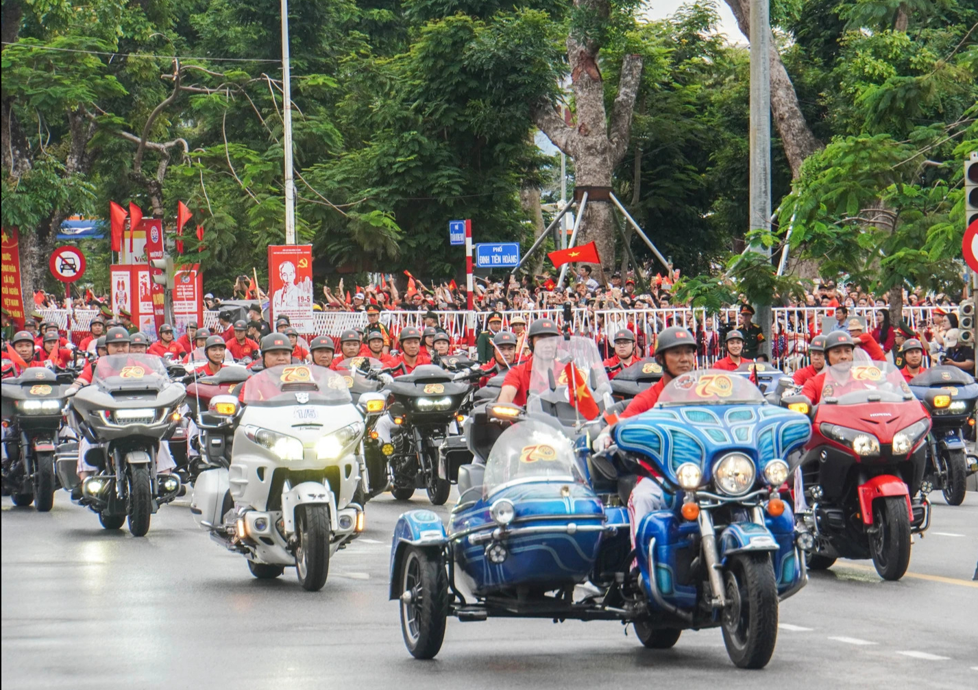 Hàng vạn người đội mưa tham gia diễu hành chào mừng 70 năm Ngày giải phóng Hải Phòng- Ảnh 15.
