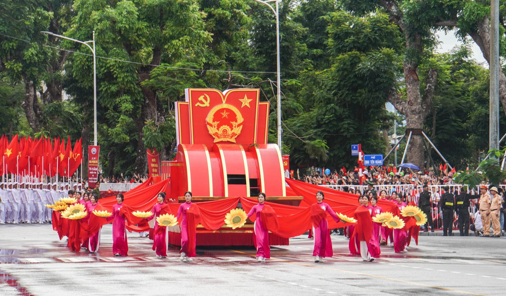 Hàng vạn người đội mưa tham gia diễu hành chào mừng 70 năm Ngày giải phóng Hải Phòng- Ảnh 5.