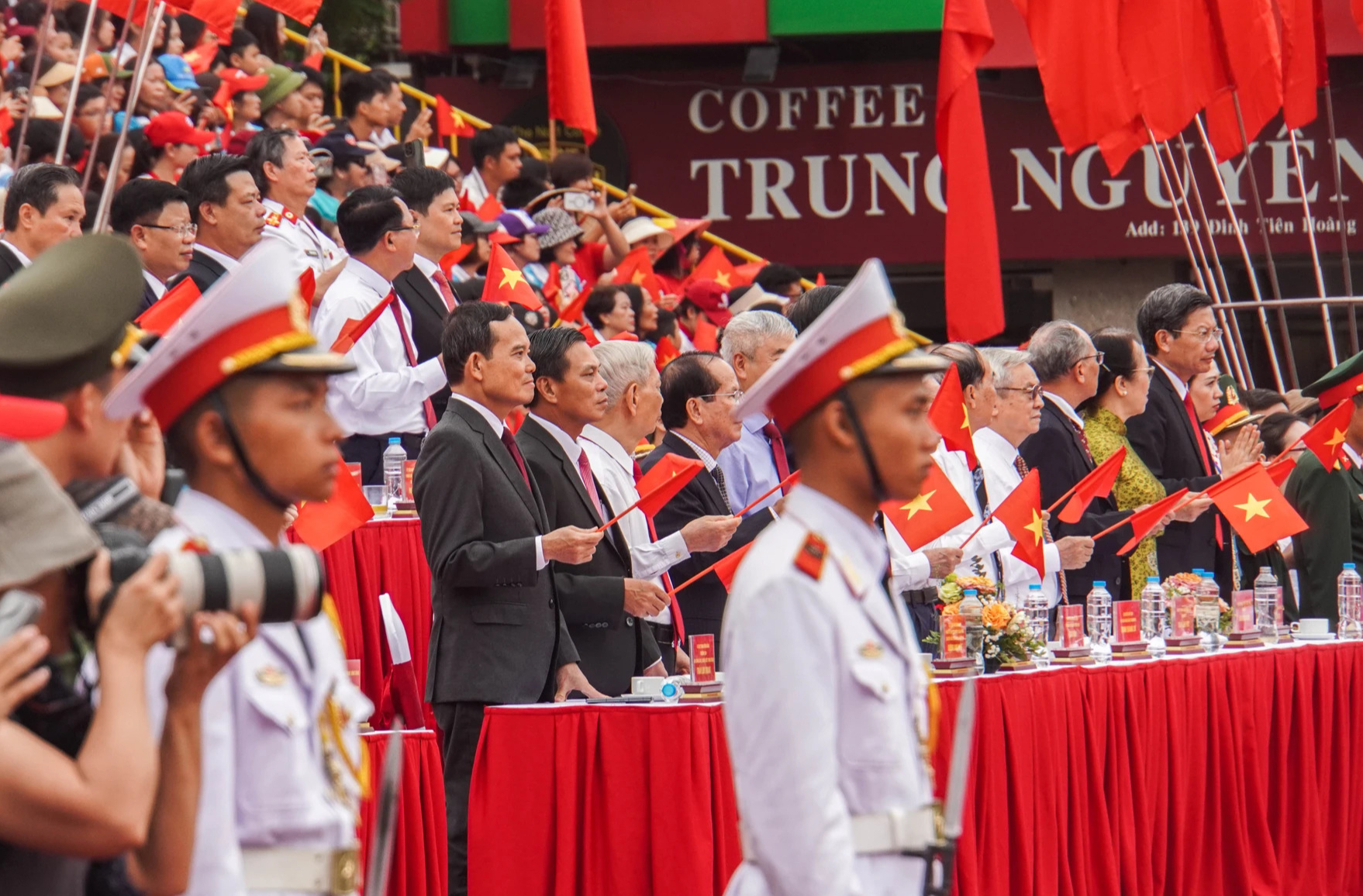 Hàng vạn người đội mưa tham gia diễu hành chào mừng 70 năm Ngày giải phóng Hải Phòng- Ảnh 3.