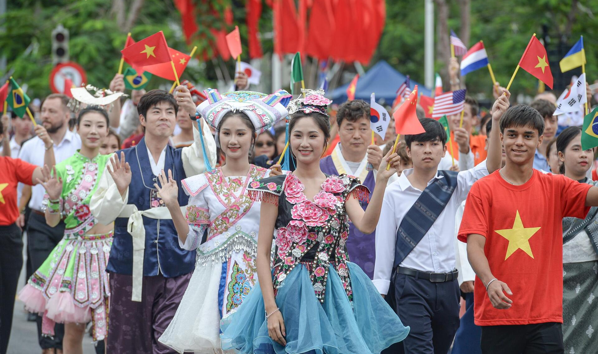 Hàng vạn người đội mưa tham gia diễu hành chào mừng 70 năm Ngày giải phóng Hải Phòng- Ảnh 14.