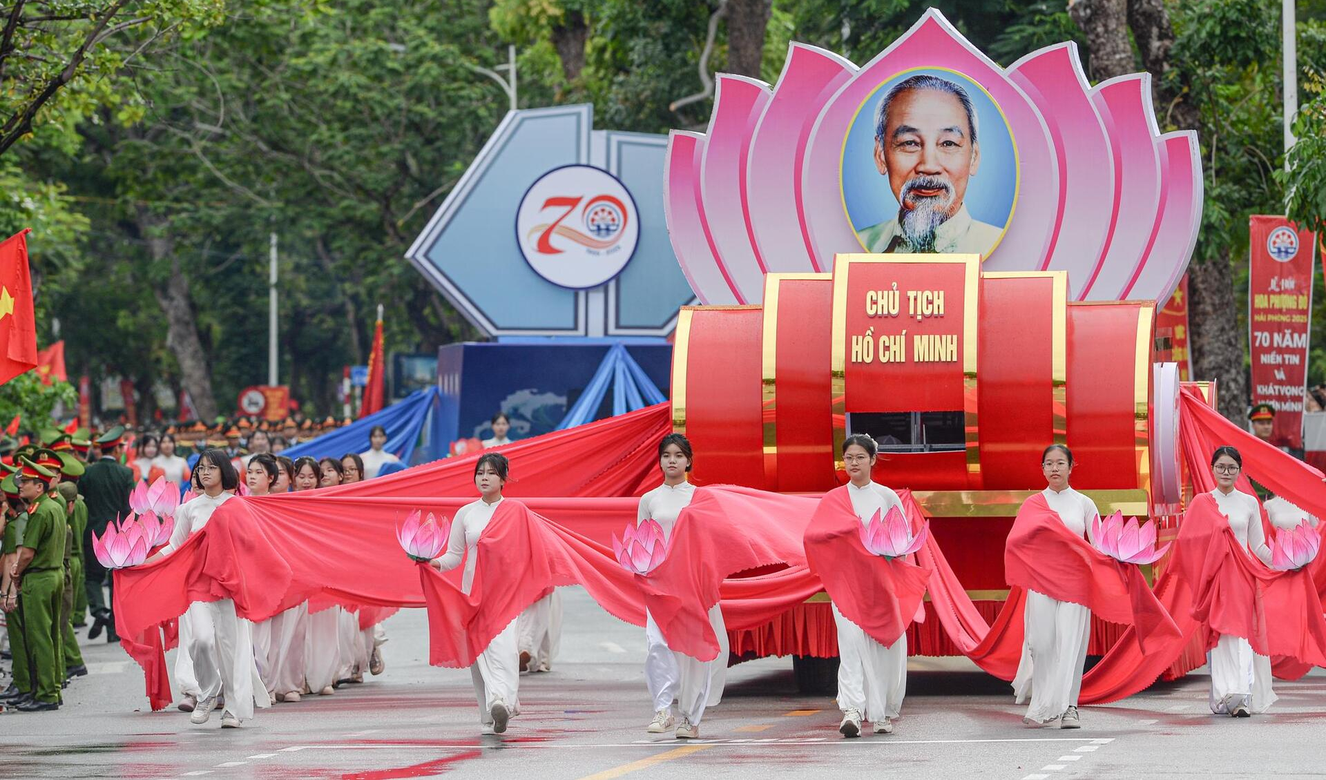 Hàng vạn người đội mưa tham gia diễu hành chào mừng 70 năm Ngày giải phóng Hải Phòng- Ảnh 6.