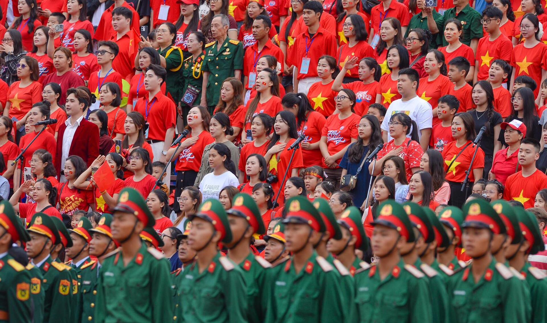 Hàng vạn người đội mưa tham gia diễu hành chào mừng 70 năm Ngày giải phóng Hải Phòng- Ảnh 2.