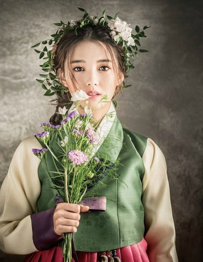 Đám cưới mỹ nhân nhà đông con nhất Kbiz: Chồng được khen giống Son Heung Min, cả dàn sao Sunny tề tựu chúc mừng- Ảnh 6.