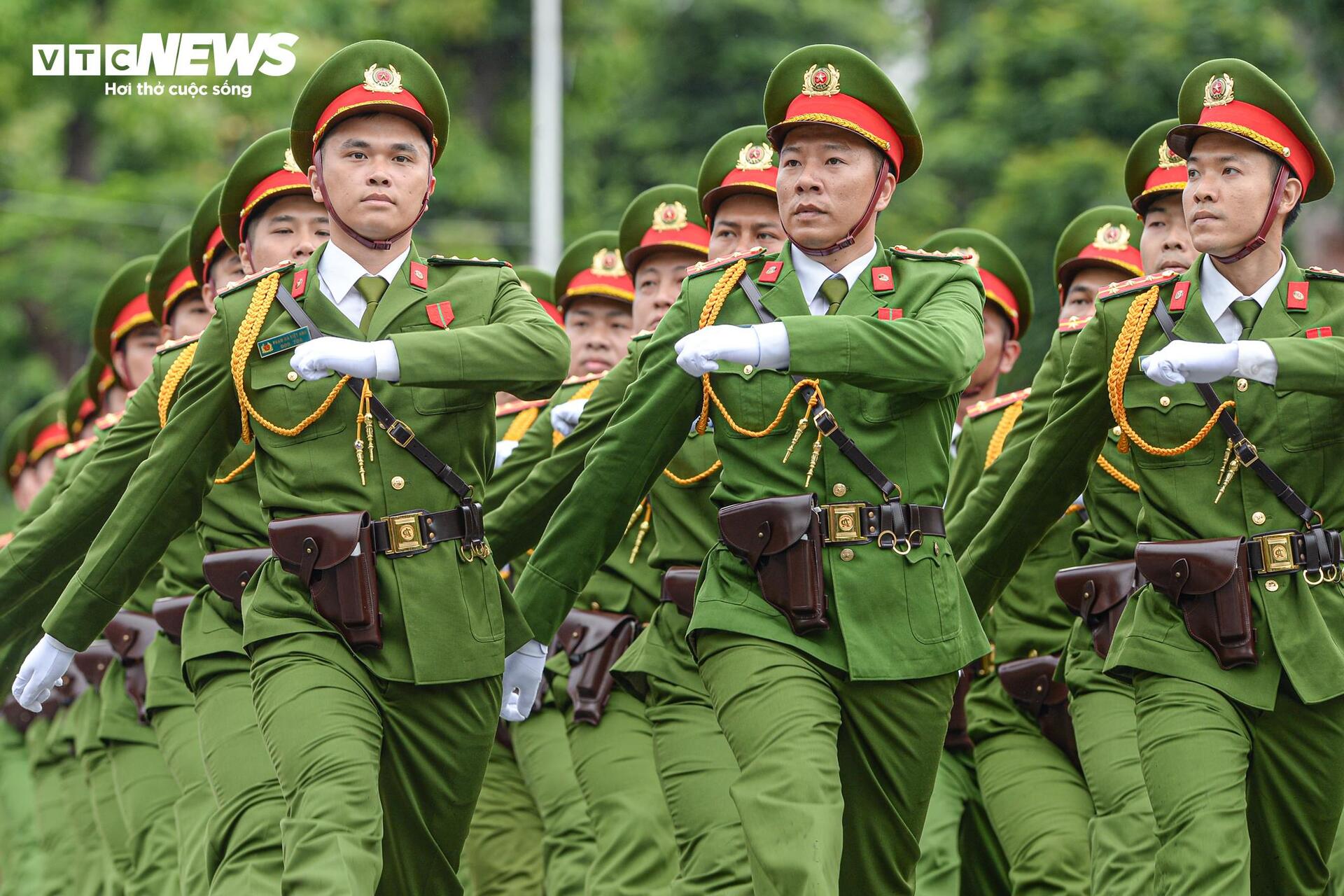Xem lễ duyệt đội ngũ, diễu hành quần chúng kỷ niệm 70 năm giải phóng Hải Phòng- Ảnh 14.
