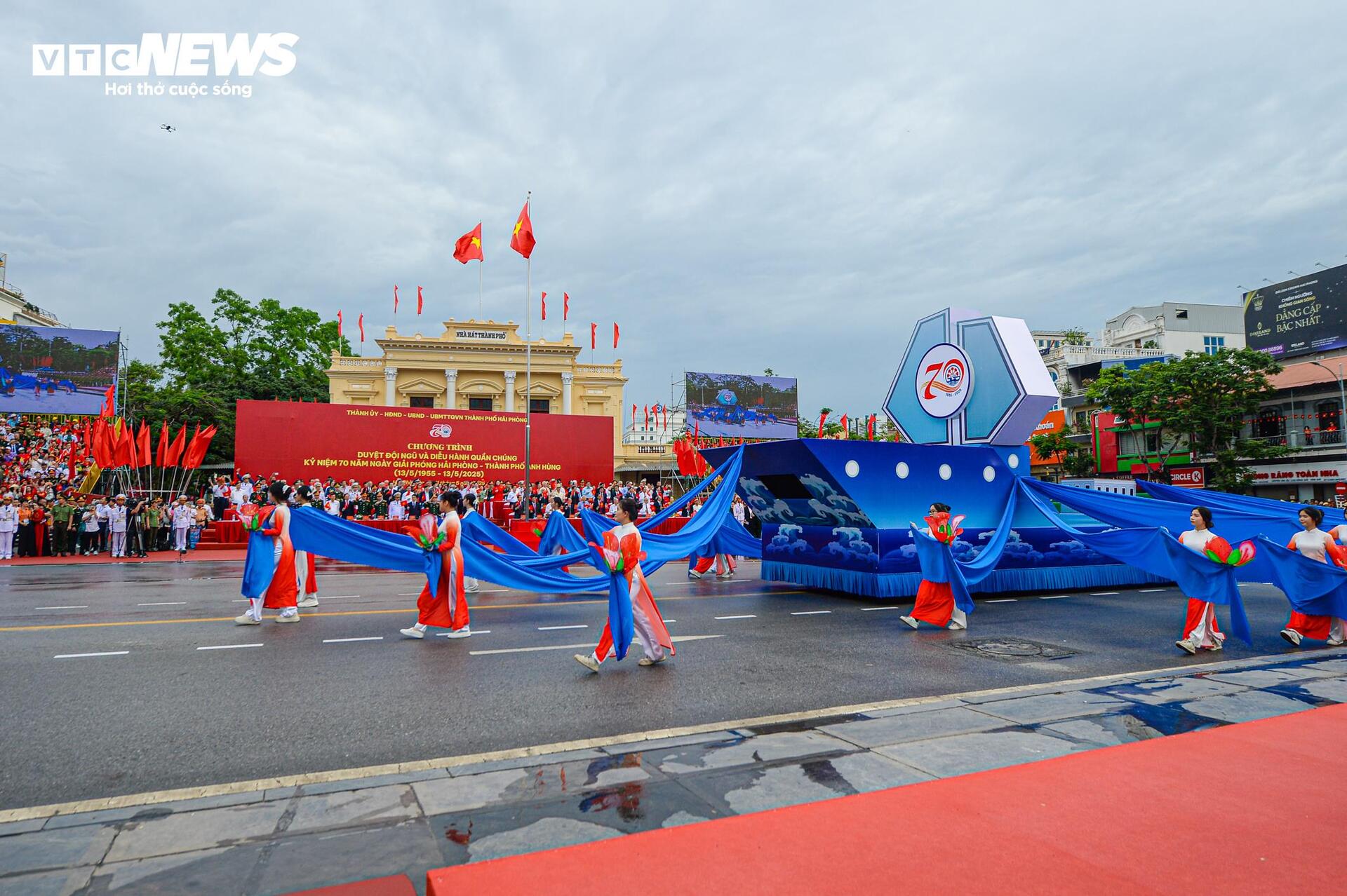 Xem lễ duyệt đội ngũ, diễu hành quần chúng kỷ niệm 70 năm giải phóng Hải Phòng- Ảnh 9.