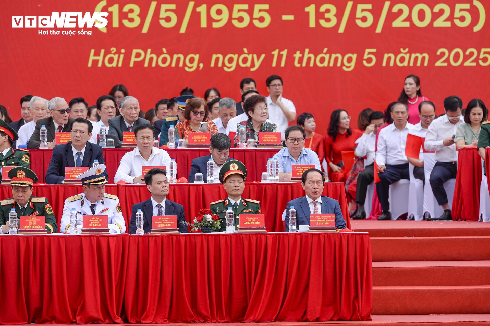 Xem lễ duyệt đội ngũ, diễu hành quần chúng kỷ niệm 70 năm giải phóng Hải Phòng- Ảnh 3.