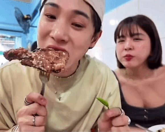 Khách Tây đổ mồ hôi, rơi nước mắt vì mộ…