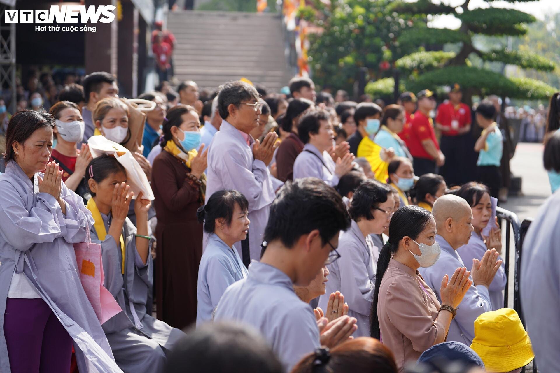 Dòng người cung thỉnh Xá lợi trái tim Bồ tát Thích Quảng Đức vào tháp Đa Bảo- Ảnh 17.