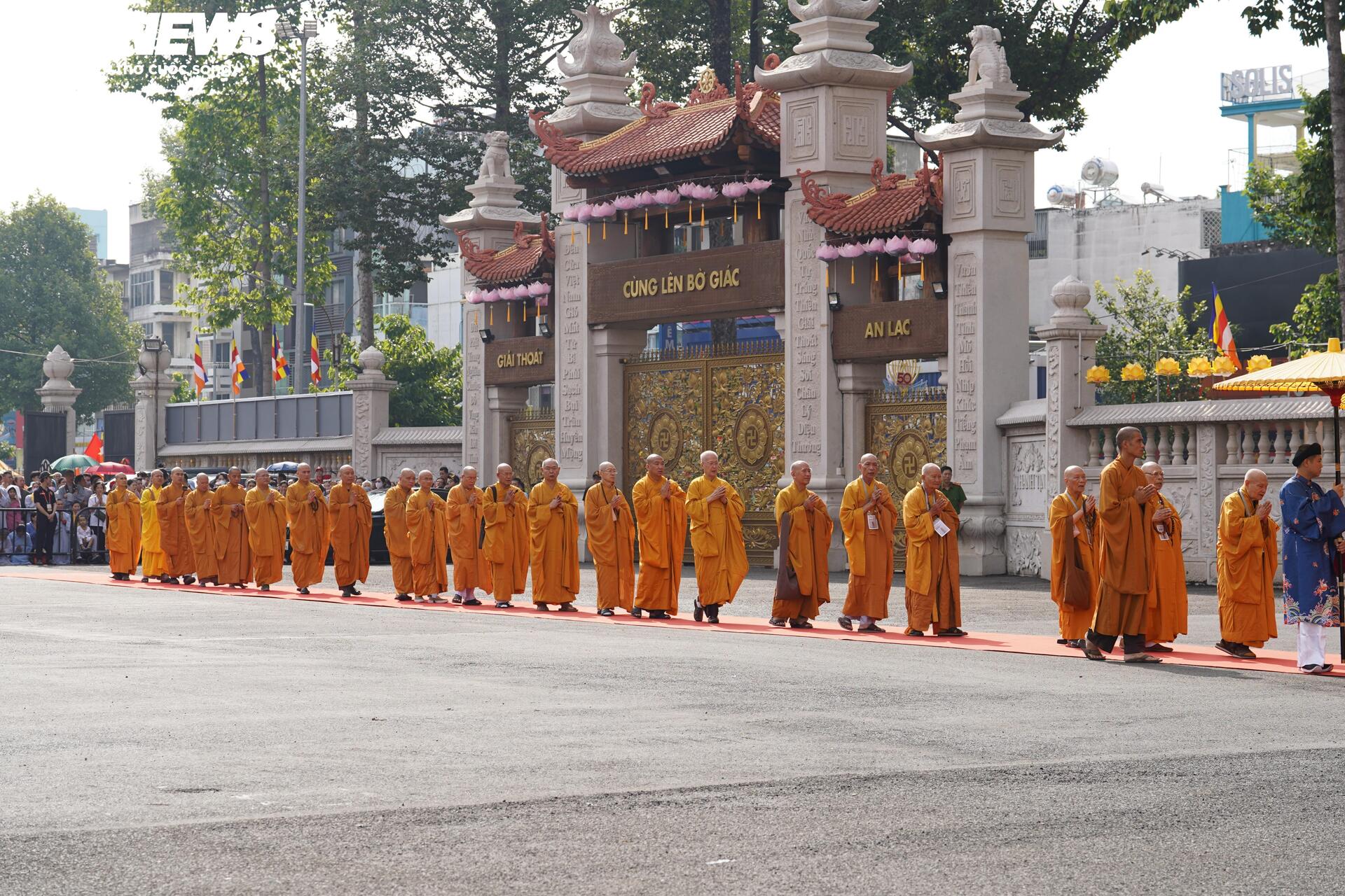 Dòng người cung thỉnh Xá lợi trái tim Bồ tát Thích Quảng Đức vào tháp Đa Bảo- Ảnh 1.