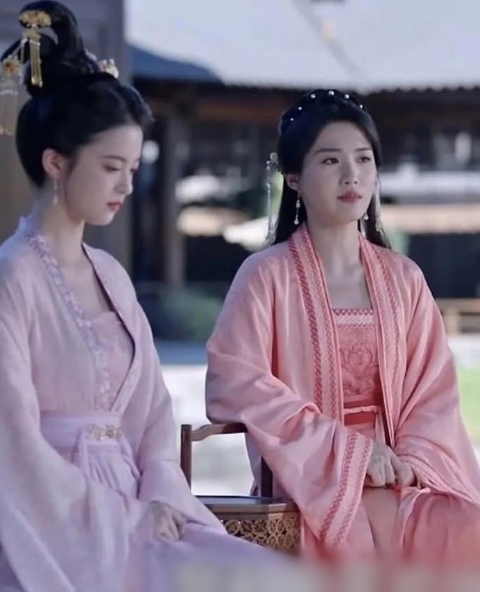 Xuất hiện nữ chính xấu nhất màn ảnh, chỉ nhìn tấm lưng cũng thấy hoang mang tột độ- Ảnh 4. Xuất hiện nữ chính xấu nhất màn ảnh, chỉ nhìn tấm lưng cũng thấy hoang mang tột độ- Ảnh 4.