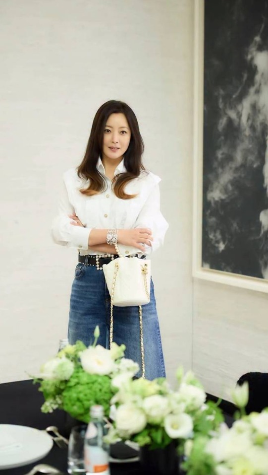 Xuất hiện vài giây, Kim Hee Sun khiến cả mạng xã hội phát sốt vì ánh nhìn chuẩn “dâu hào môn”- Ảnh 2. Xuất hiện vài giây, Kim Hee Sun khiến cả mạng xã hội phát sốt vì ánh nhìn chuẩn “dâu hào môn”- Ảnh 2.