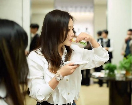 Xuất hiện vài giây, Kim Hee Sun khiến cả mạng xã hội phát sốt vì ánh nhìn chuẩn “dâu hào môn”- Ảnh 1. Xuất hiện vài giây, Kim Hee Sun khiến cả mạng xã hội phát sốt vì ánh nhìn chuẩn “dâu hào môn”- Ảnh 1.