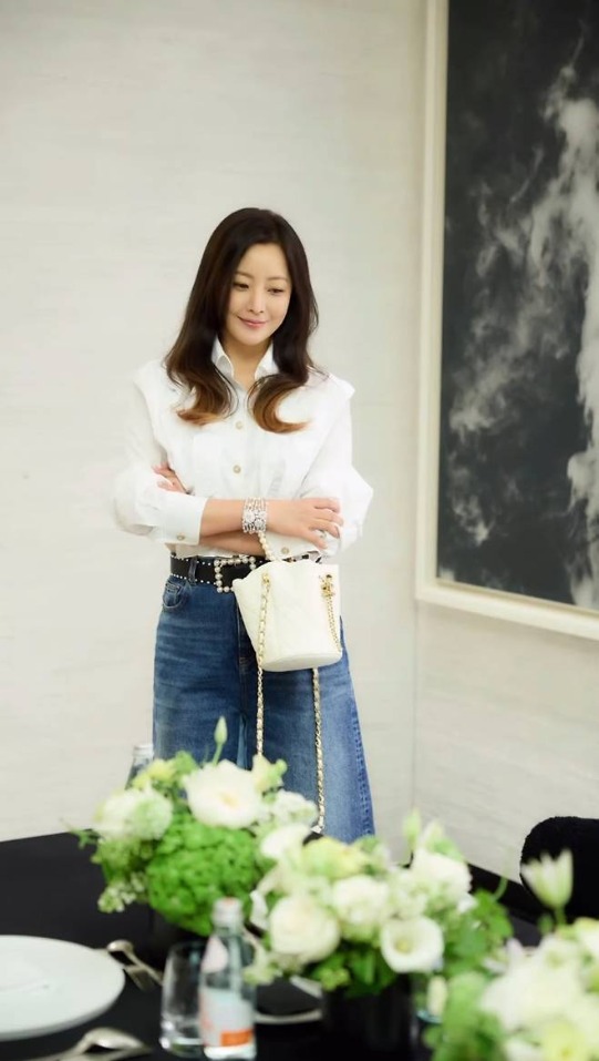 Xuất hiện vài giây, Kim Hee Sun khiến cả mạng xã hội phát sốt vì ánh nhìn chuẩn “dâu hào môn”- Ảnh 3. Xuất hiện vài giây, Kim Hee Sun khiến cả mạng xã hội phát sốt vì ánh nhìn chuẩn “dâu hào môn”- Ảnh 3.