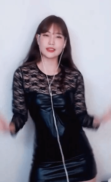 Ăn mặc gợi cảm lên sóng nhảy nóng bỏng, nữ streamer bất ngờ bị Ăn mặc gợi cảm lên sóng nhảy nóng bỏng, nữ streamer bất ngờ bị