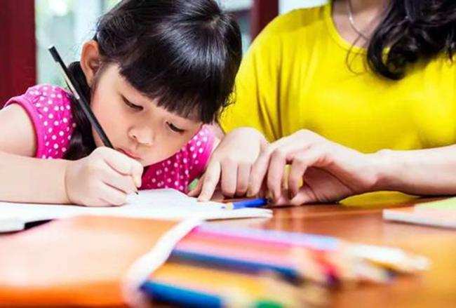 Con gái 7 tuổi mê vẽ rắn còn đoạt cả giải thưởng, bố mẹ tự hào nhưng cô giáo xem xong lập tức cau mày: "Báo cảnh sát đi!"- Ảnh 2.