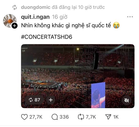 Nam ca sĩ “quỳ lạy” khán giả dưới cơn mưa, hàng chục nghìn người đồng ca hit quốc dân không khác gì concert quốc tế!- Ảnh 1.