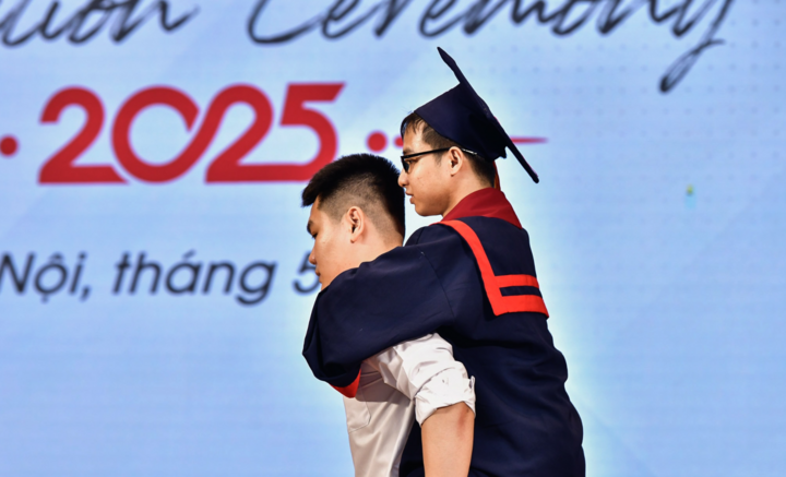 Đôi bạn thân tái hiện hình ảnh "10 năm cõng bạn" tại lễ tốt nghiệp gây xúc động- Ảnh 1.