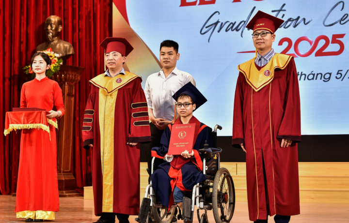Đôi bạn thân tái hiện hình ảnh "10 năm cõng bạn" tại lễ tốt nghiệp gây xúc động- Ảnh 2.