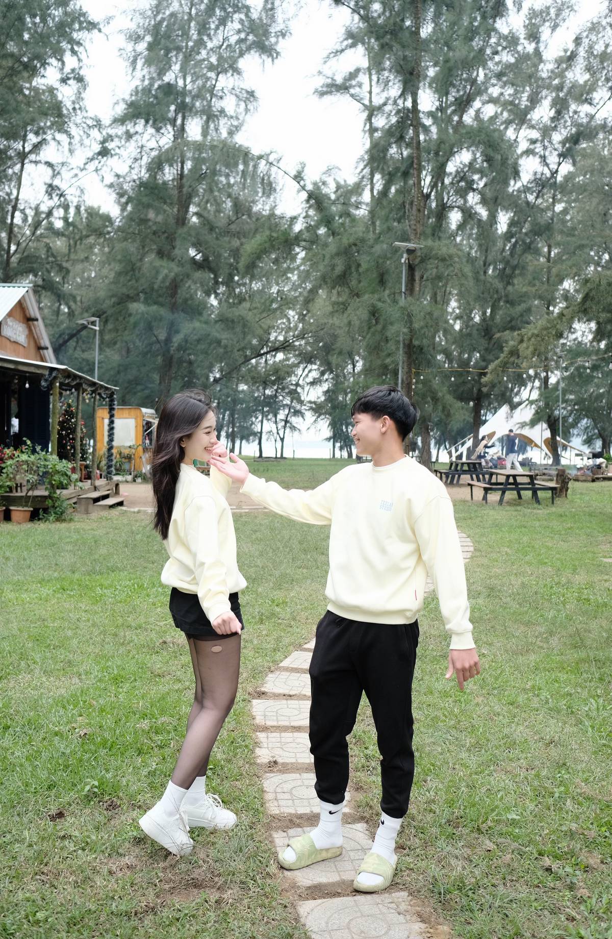 Loạt ảnh hẹn hò tình tứ của Hồ Văn Cường với hotgirl Nghệ An- Ảnh 2.