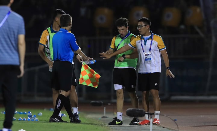 Trọng tài mắc lỗi khó tin, Hà Nội FC thay người đúng luật vẫn bị cấm- Ảnh 1.