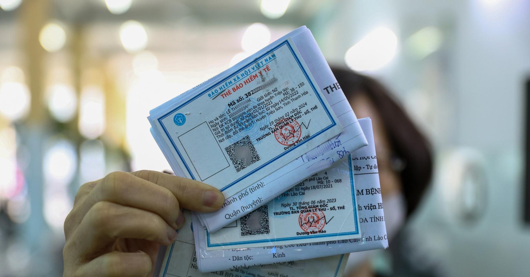 Chưa đầy 1 tháng nữa sẽ dừng cấp thẻ BHYT giấy, người dân cần làm gì để đảm bảo quyền lợi?- Ảnh 1. Chưa đầy 1 tháng nữa sẽ dừng cấp thẻ BHYT giấy, người dân cần làm gì để đảm bảo quyền lợi?- Ảnh 1.