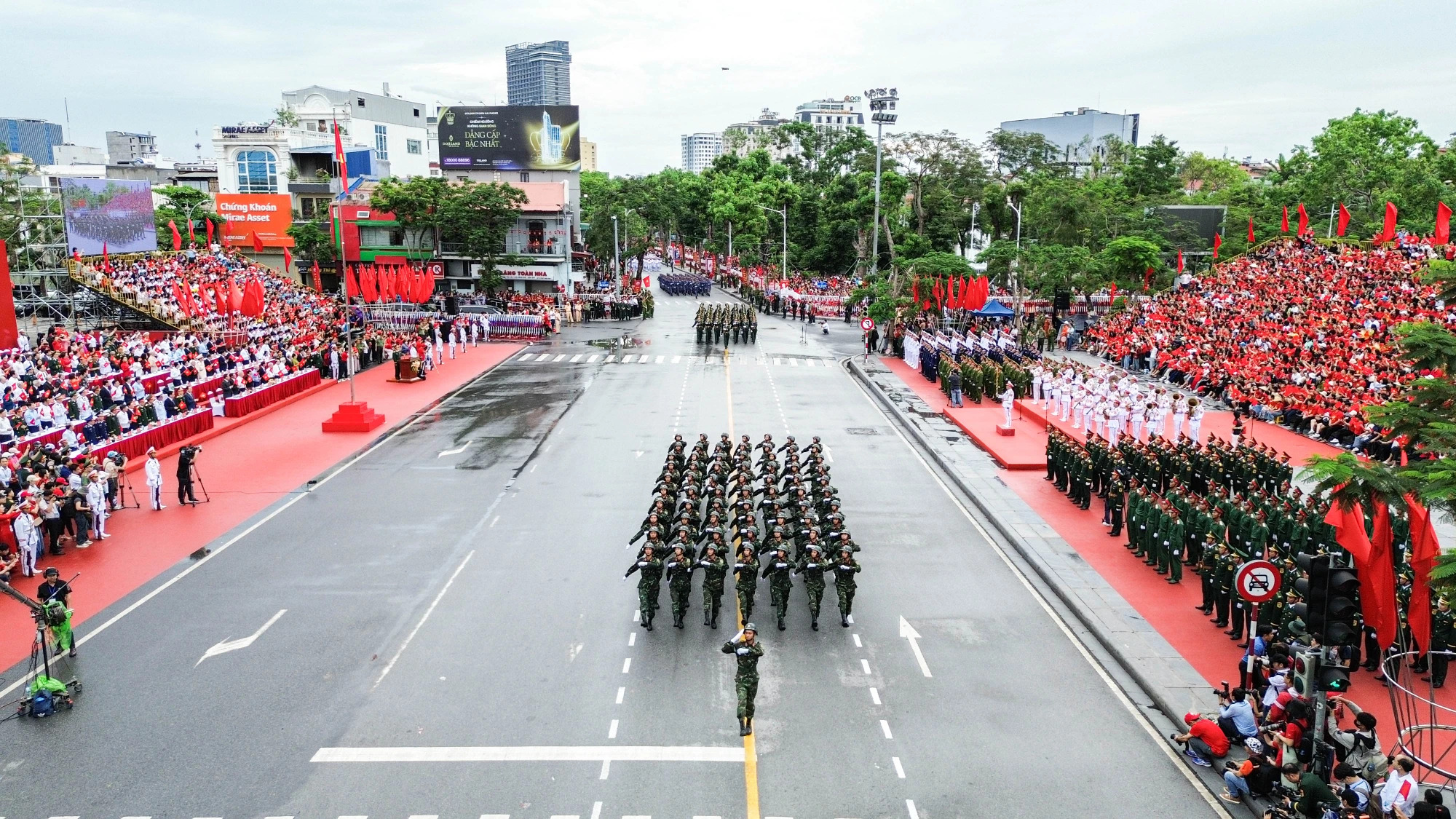 Hàng vạn người đội mưa tham gia diễu hành chào mừng 70 năm Ngày giải phóng Hải Phòng- Ảnh 8.