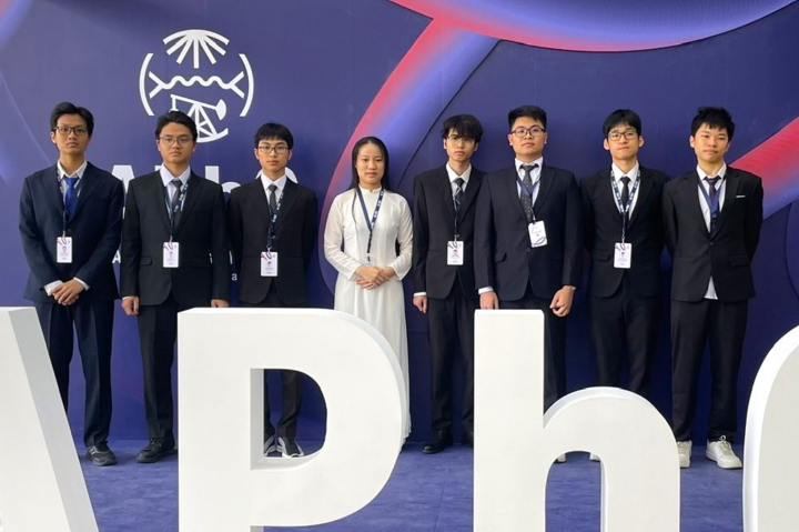 8/8 học sinh Việt Nam giành huy chương Olympic Vật lý châu Á 2025- Ảnh 1.