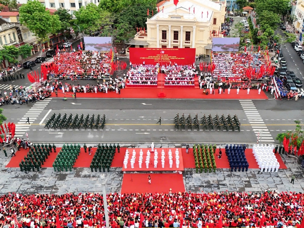Hàng vạn người đội mưa tham gia diễu hành chào mừng 70 năm Ngày giải phóng Hải Phòng- Ảnh 4.
