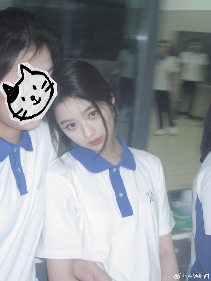 Bộ ảnh tốt nghiệp đang hot nhất xứ Trung: Nữ chính có visual bùng nổ, thành tích học vấn còn đáng nể gấp bội- Ảnh 3.