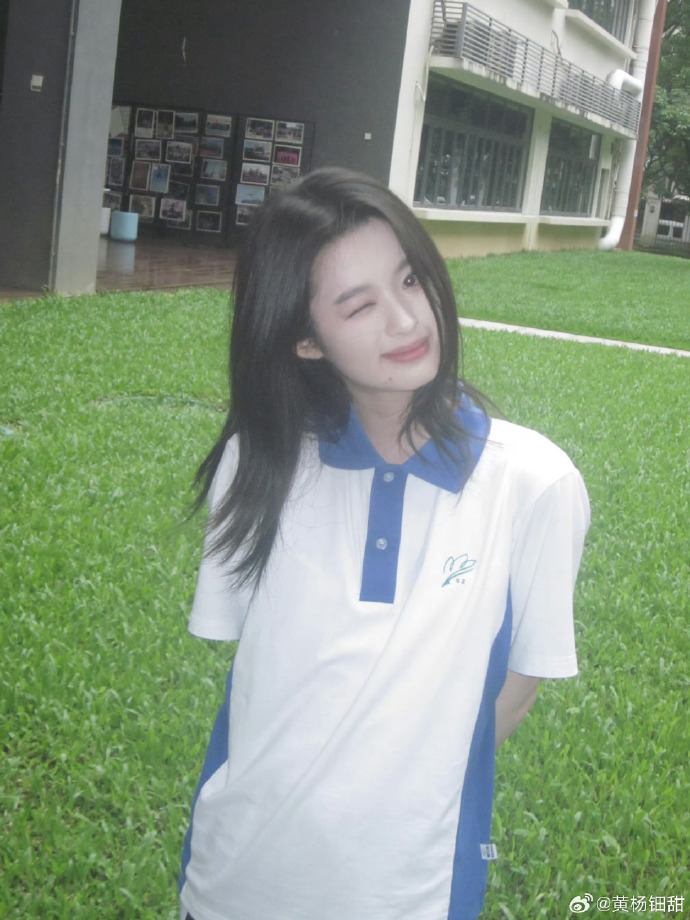 Bộ ảnh tốt nghiệp đang hot nhất xứ Trung: Nữ chính có visual bùng nổ, thành tích học vấn còn đáng nể gấp bội- Ảnh 4.