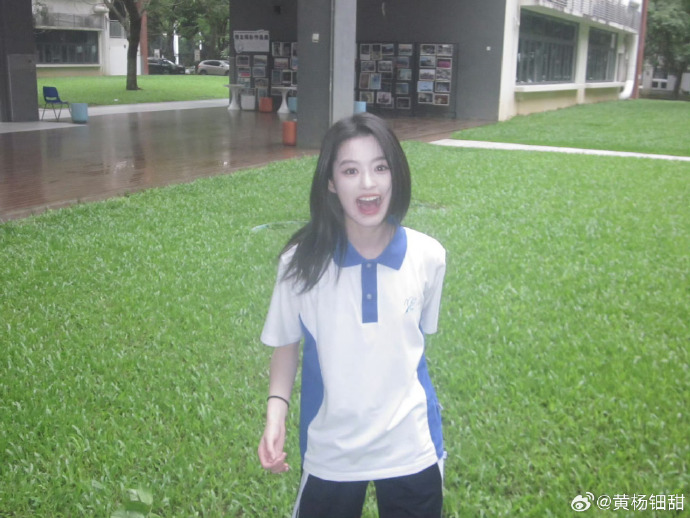 Bộ ảnh tốt nghiệp đang hot nhất xứ Trung: Nữ chính có visual bùng nổ, thành tích học vấn còn đáng nể gấp bội- Ảnh 2.