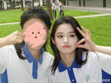 Bộ ảnh tốt nghiệp đang hot nhất xứ Trung: Nữ chính có visual bùng nổ, thành tích học vấn còn đáng nể gấp bội- Ảnh 1.