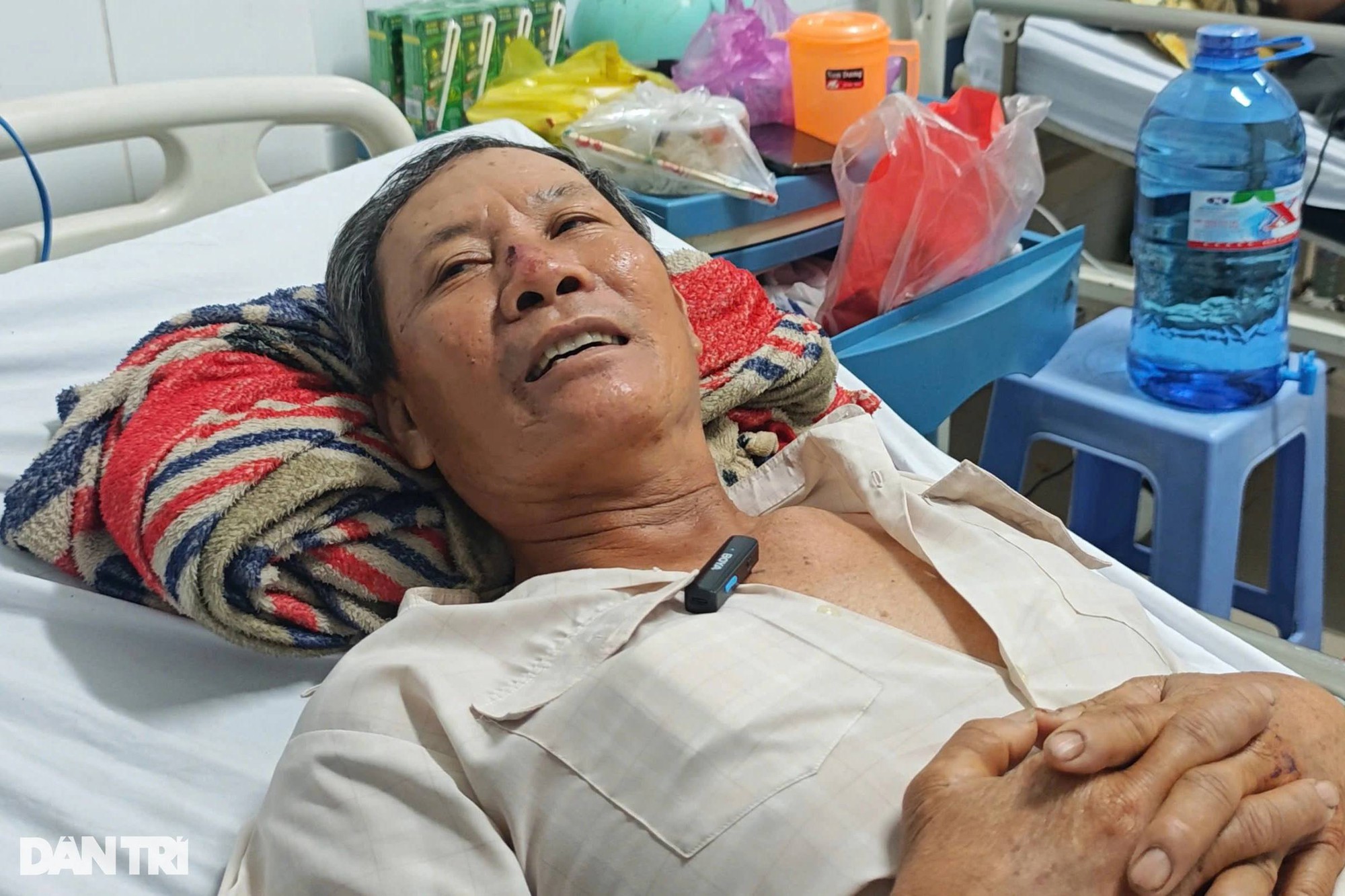 Lời kể rùng mình của đôi vợ chồng trong vụ sập đường dẫn cầu mới khánh thành tại Tây Ninh: "Tôi chỉ biết kêu cứu vì sợ bị chôn sống"- Ảnh 1.