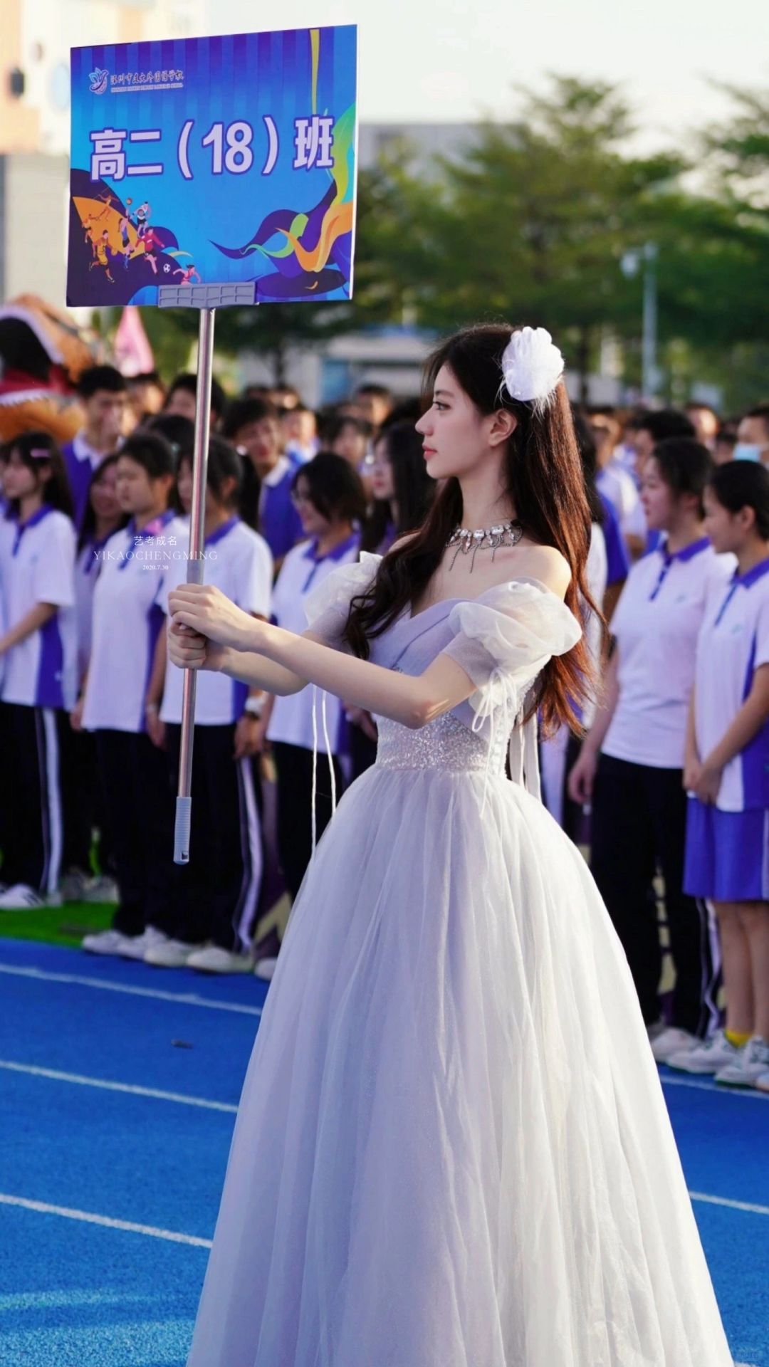 Nữ sinh cầm bảng tại hội thao tạo khoảnh khắc "kinh diễm" có 1-0-2: Thanh xuân sao có thể thiếu một nữ thần như thế?- Ảnh 1.