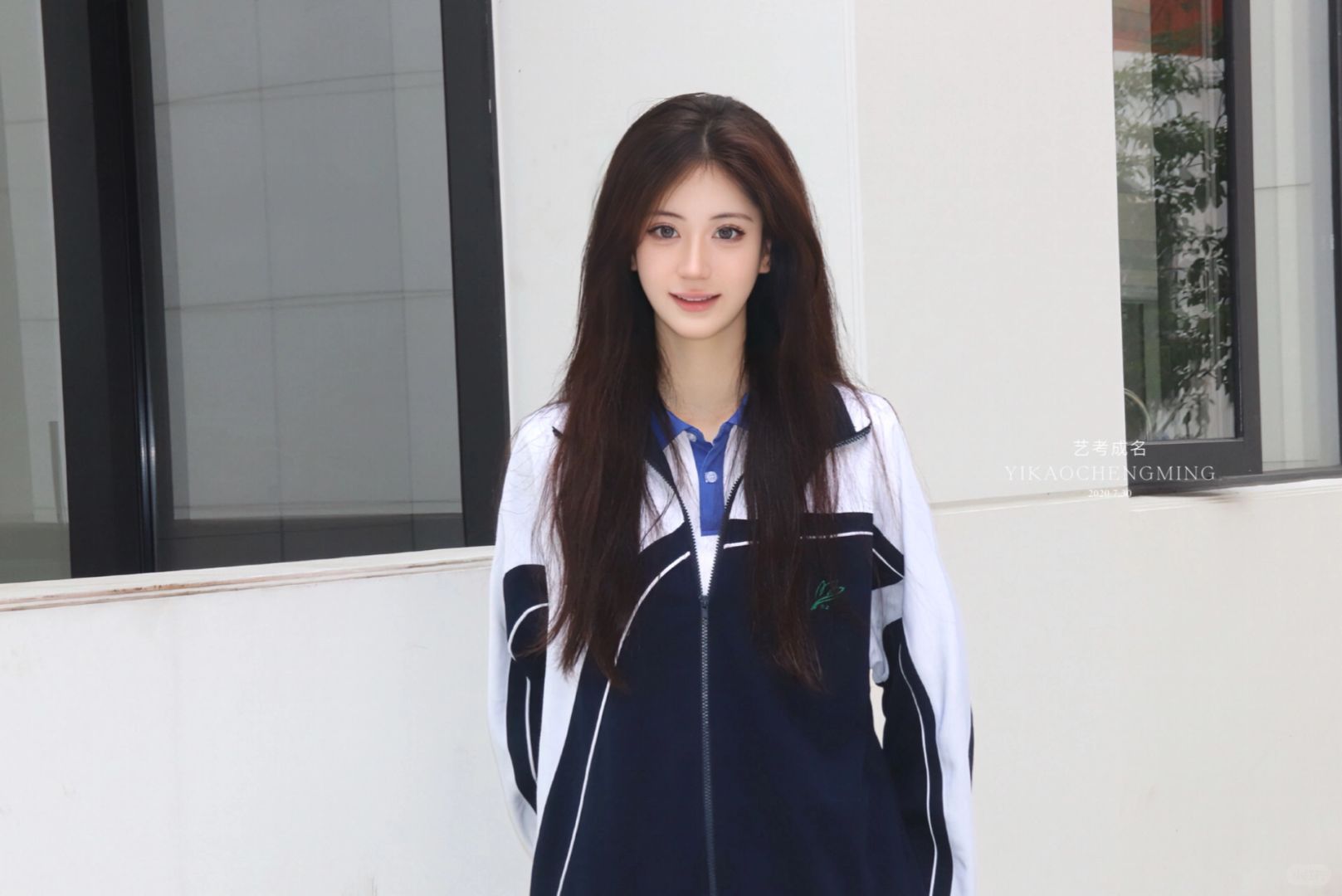 Nữ sinh cầm bảng tại hội thao tạo khoảnh khắc "kinh diễm" có 1-0-2: Thanh xuân sao có thể thiếu một nữ thần như thế?- Ảnh 2.