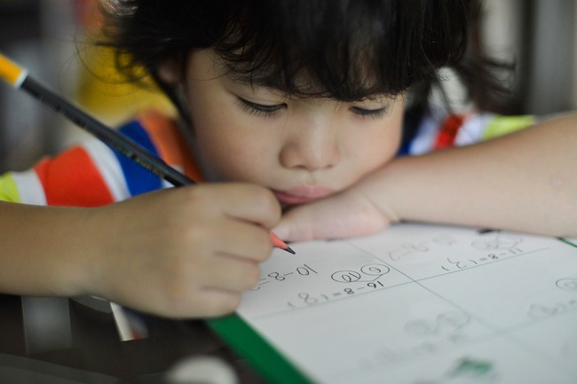 Một kiểu dạy con khiến trẻ "ngoan bất thường" nhưng ẩn chứa nguy cơ bùng nổ cảm xúc, nhiều gia đình đang mắc phải- Ảnh 1.
