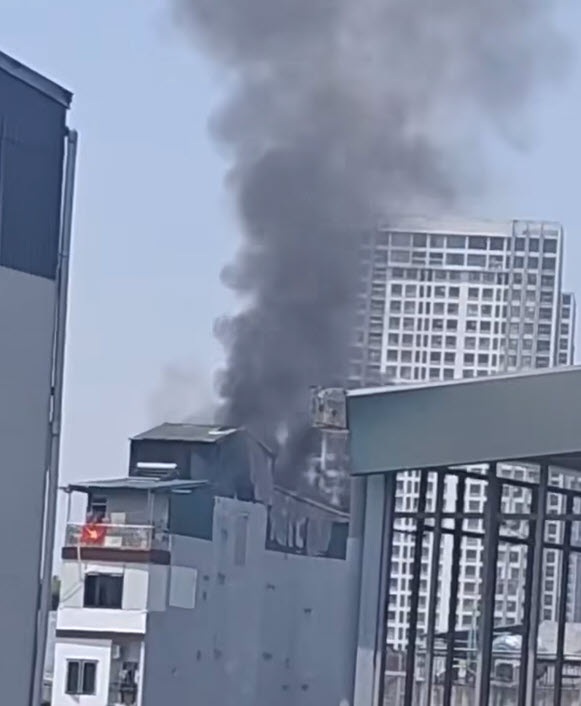 Hà Nội: Cháy nhà cao tầng trong ngõ Triều Khúc, nhiều người bỏ chạy ra ngoài- Ảnh 1.