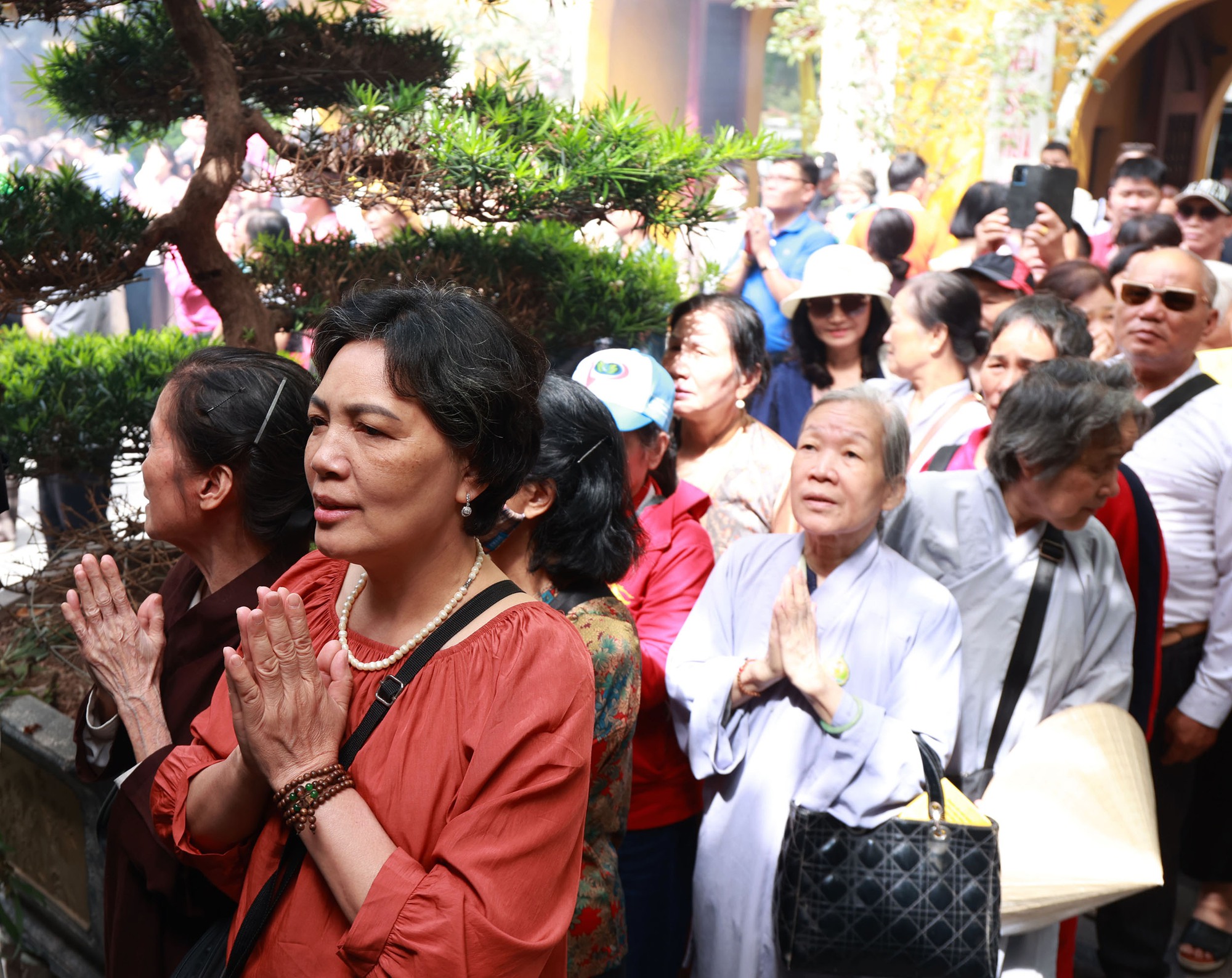 Hà Nội: Hàng nghìn người dân đổ về chùa Quán Sứ, tận tay thực hiện nghi lễ "tắm Phật" linh thiêng- Ảnh 4.