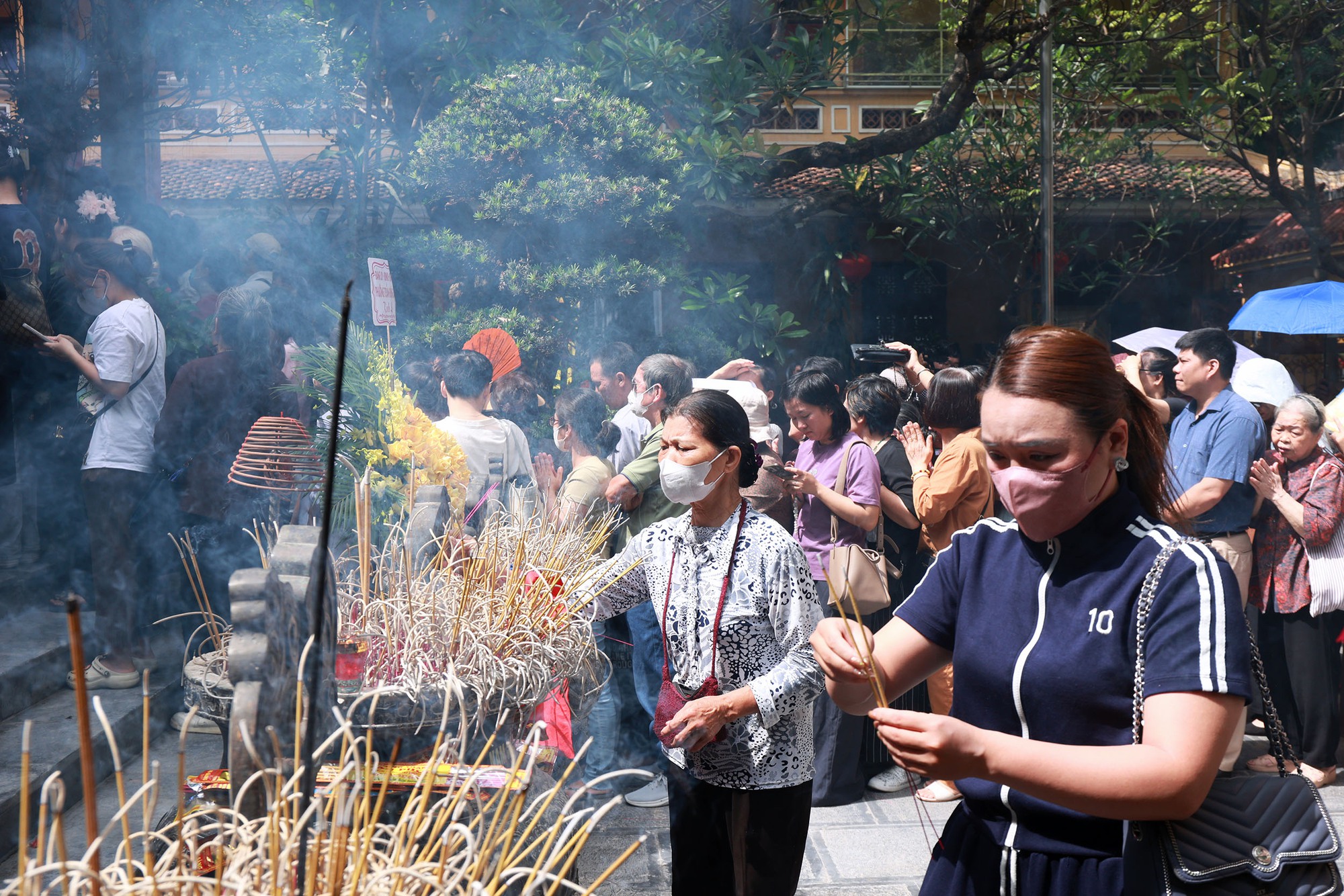 Hà Nội: Hàng nghìn người dân đổ về chùa Quán Sứ, tận tay thực hiện nghi lễ "tắm Phật" linh thiêng- Ảnh 8.