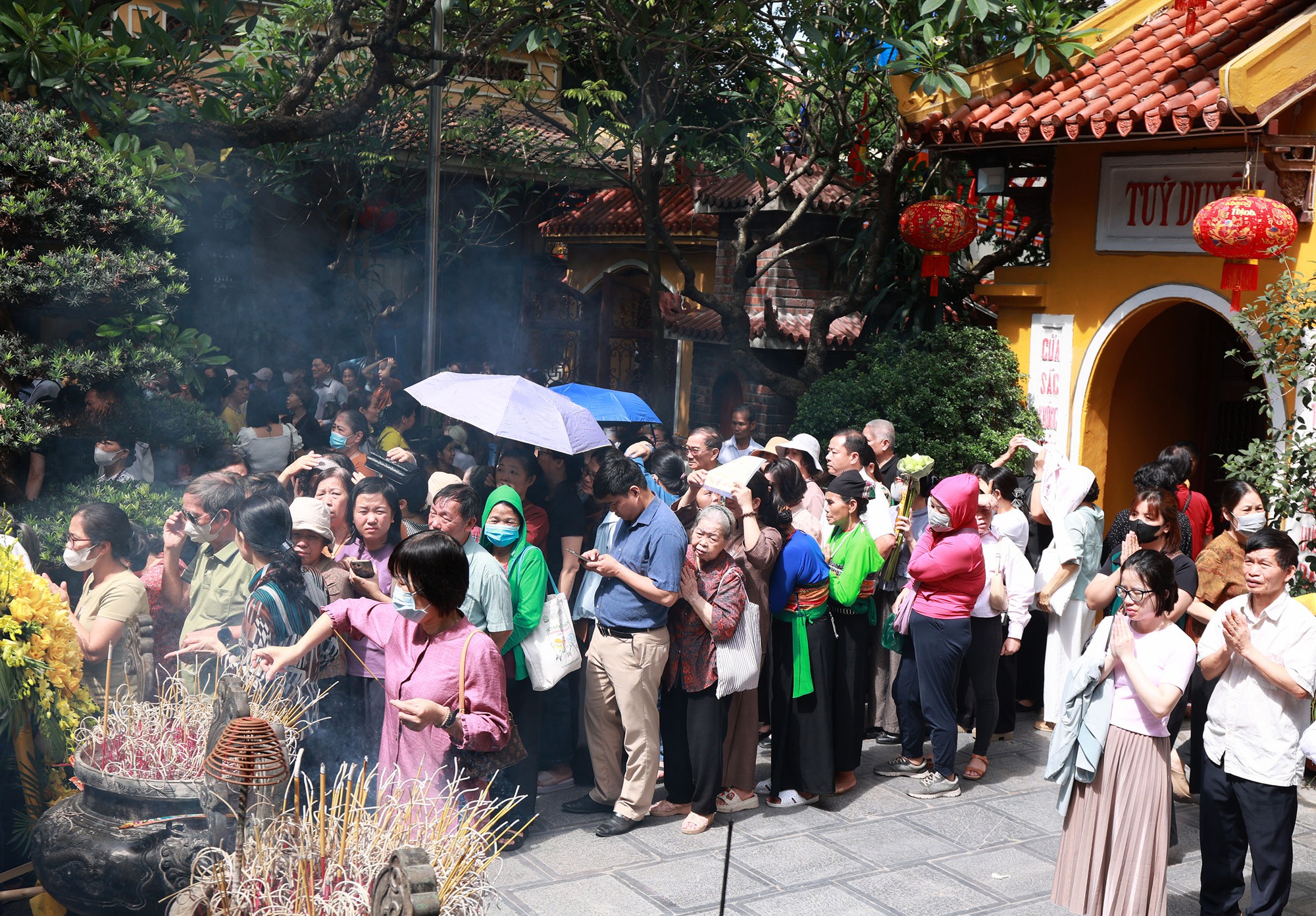 Hà Nội: Hàng nghìn người dân đổ về chùa Quán Sứ, tận tay thực hiện nghi lễ "tắm Phật" linh thiêng- Ảnh 3.